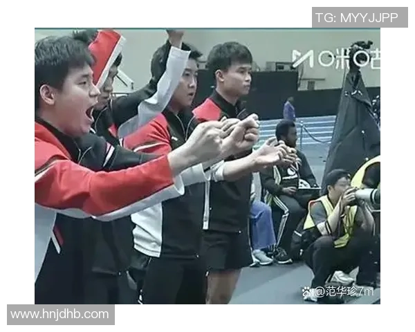 球员赛场求婚成功，观众掌声雷动